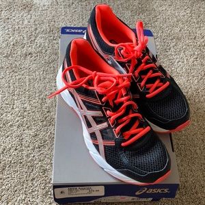 ASICS tennis shoes size 7